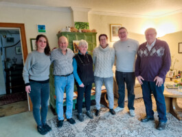 »trotzdem da!«-Mitarbeiter*innen Lucy Debus (links) und Jan Dohrmann (2. von rechts) mit vier Projektteilnehmer*innen in Uelzen, 14. Februar 2024 trotzdem da! Ein Projekt der Gedenkstätte Lager Sandbostel, 2024