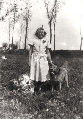 Herta Wiersma in ihrem Heimatdorf Medow bei Anklam in Vorpommern, ca. 1940 trotzdem da! Ein Projekt der Gedenkstätte Lager Sandbostel, 2024